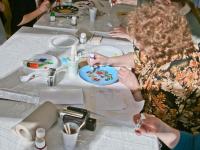 Роспись по керамике красками и контурами тм Decola.  Мастер-класс от компании «ПитерАртСервис» ведет мастер Татьяна Смирнова.