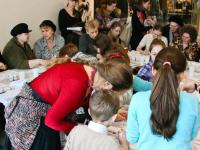 Роспись по ткани красками и контурами тм Decola.  Мастер-класс от компании «ПитерАртСервис» ведет мастер Татьяна Смирнова.