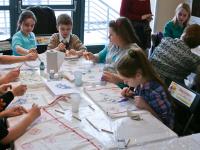 Роспись по ткани красками и контурами тм Decola.  Мастер-класс от компании «ПитерАртСервис» ведет мастер Татьяна Смирнова.