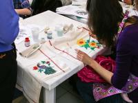 Роспись по ткани красками и контурами тм Decola.  Мастер-класс от компании «ПитерАртСервис» ведет мастер Татьяна Смирнова.