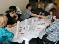 Роспись по ткани красками и контурами тм Decola.  Мастер-класс от компании «ПитерАртСервис» ведет мастер Татьяна Смирнова.