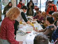 Демонстрационный мастер-класс «Панно в технике «терра» ведёт художник Ольга Некрасова.