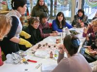 Демонстрационный мастер-класс «Панно в технике «терра» ведёт художник Ольга Некрасова.