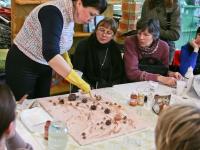 Демонстрационный мастер-класс «Панно в технике «терра» ведёт художник Ольга Некрасова.