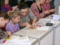 Мастер-класс от компании «DNA Office» ведёт художник Евгения Рассказова.