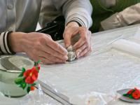 Мастер-класс от компании «DNA Office» ведёт художник Евгения Рассказова.