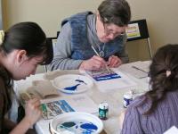 Роспись витражными красками и контурами тм Decola. Мастер-класс от компании «ПитерАртСервис» ведет мастер Эльвира Миргазова.