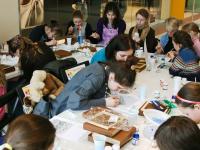 Роспись витражными красками и контурами тм Decola. Мастер-класс от компании «ПитерАртСервис» ведет мастер Эльвира Миргазова.