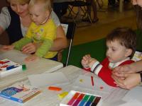 Занятия в детской зоне. Картина из пластилина