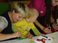 Занятия в детской зоне. Картина из пластилина