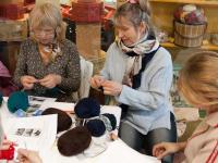 Мастер-класс 'Вязаные домашние тапочки Чиполлино' от компании 'Камтекс'. Мастер Евгения Кабушева