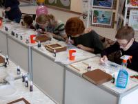 Мастер-класс 'Роспись по стеклу витражными красками и контурами Decola' от компании 'ПитерАртСервис'. Мастера Екатерина Кулиш и Мария Рядчикова