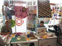 презентацию тканей и инструментов для пэчворка ведёт Светлана Багдасарова