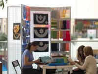 инструмены и пряжа для вязания. Презентацию ведут Омельченко Алёна и Федорова Ирина