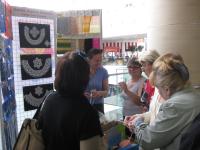 инструмены и пряжа для вязания. Презентацию ведут Омельченко Алёна и Федорова Ирина