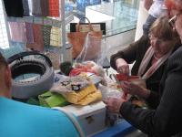 инструмены и пряжа для вязания. Презентацию ведут Омельченко Алёна и Федорова Ирина