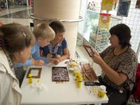 презентация тм UHU.  Ведущая Любовь Лавринович