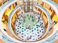 выставка творческих работ на 1-м этаже  трц Аура