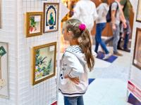 выставка творческих работ на 1-м этаже  трц Аура