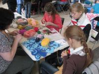 презентация инструментов и пряжи для вязания. Ведёт Юлия Фаранчук