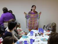 Мастер-класс по батику ведет Гордеева Валентина