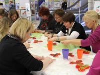 Мастер-класс по валянию ведет Вологдина Елена