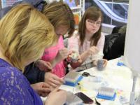 Мастер-класс по валянию ведет Нестерова Марина