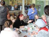 Мастер-класс изготовлению  воротничка из бисера ведет Кузнецова Валентина