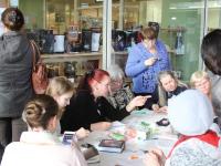 Мастер-класс изготовлению  воротничка из бисера ведет Кузнецова Валентина