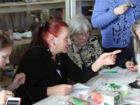 Мастер-класс изготовлению  воротничка из бисера ведет Кузнецова Валентина