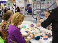 Мастер-класс по вязанию на вилке ведет Родионова Татьяна