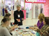 Мастер-класс по вязанию на вилке ведет Родионова Татьяна