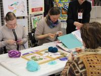 Мастер-класс по вязанию на вилке ведет Родионова Татьяна