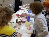 Мастер-класс по технике декупаж ведет Крицер Татьяна