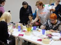 Мастер-класс по технике декупаж ведет Крицер Татьяна