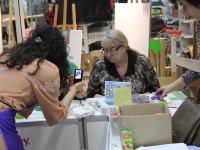 Мастер-класс по скрапбукингу ведет Галстян Нарине