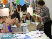 Мастер-класс по скрапбукингу ведет Галстян Нарине