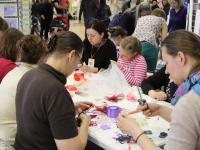 Мастер-класс по изготовлению цветов  из ткани и лента ведет Левшина Анна