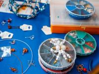 Бисероплетение и сборка украшения с использованием бусин и металической фурнитуры Zlatka